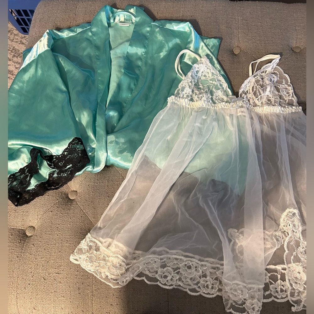 FREDERICKS OF HOLLYWOOD ROBE & NEGLIGEE, SIZE MEDIUM.